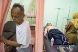 Warga mendapatkan pemeriksaan jantung saat pemeriksaan kesehatan gratis di UPTD Puskesmas Puter, Bandung, Jawa Barat, Senin (10/2/2025). Pemerintah Indonesia mulai meluncurkan program Pemeriksaan Kesehatan Gratis bagi warga yang berulang tahun serentak di seluruh puskesmas dan klinik yang bekerja sama dengan BPJS Kesehatan untuk layanan pemeriksaan mata, TB, jantung hingga kanker. ANTARA FOTO/Novrian Arbi/agr

