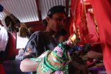 Dalang Sutarto memainkan salah satu adegan dalam pertunjukan wayang potehi di Kelenteng Eng An Kiong, Malang, Jawa Timur, Senin (10/2/2025). Pementasan wayang potehi untuk menyambut perayaan Cap Go Meh tersebut mengangkat kisah kecerdikan Jenderal Yo Bun Kong dari kerajaan Song Kio saat memimpin serangan untuk menaklukkan kerajaan La Ban Ko. ANTARA Jatim/Ari Bowo Sucipto/mas.
