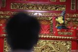 Penonton menyaksikan pertunjukan wayang potehi di Kelenteng Eng An Kiong, Malang, Jawa Timur, Senin (10/2/2025). Pementasan wayang potehi untuk menyambut perayaan Cap Go Meh tersebut mengangkat kisah kecerdikan Jenderal Yo Bun Kong dari kerajaan Song Kio saat memimpin serangan untuk menaklukkan kerajaan La Ban Ko. ANTARA Jatim/Ari Bowo Sucipto/mas.