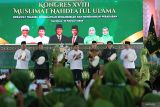 Presiden Prabowo Subianto (tengah), Wakil Presiden Gibran Rakabuming Raka (ketiga kanan), Menteri Sosial Saifullah Yusuf (kiri), Menteri Agama Nasaruddin Umar (kedua kiri), Rais Aam PBNU KH Miftachul Akhyar (kedua kanan), Ketua Umum PBNU KH Yahya Cholil Staquf (kanan) serta Ketua Umum PP Muslimat NU Khofifah Indar Parawansa (ketiga kiri) memukul rebana saat pembukaan Kongres XVIII Muslimat Nahdlatul Ulama (NU) di JX International, Surabaya, Jawa Timur, Senin (10/2/2025). Kongres yang berlangsung hingga 15 Februari 2025 dan dihadiri sekitar 7.000 warga Muslimat NU dari berbagai daerah di Indonesia serta 10 pengurus cabang istimewa dari luar negeri tersebut mengusung tema Merawat Tradisi, Menguatkan Kemandirian dan Meneduhkan Peradaban. ANTARA Jatim/Moch Asim.