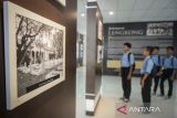 Pelajar melihat foto sejarah Pertempuran Lengkong di Museum Juang Taruna, Kota Tangerang, Banten, Selasa (11/2/2025). Kunjungan pelajar tersebut untuk menambah pengetahuan dan wawasan tentang sejarah para pahlawan yang gugur pada Pertempuran Lengkong. ANTARA FOTO/Putra M. Akbar/gp