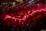 Peserta menampilkan atraksi replika kelabang bersinar saat pawai lampion di Kota Singkawang, Kalimantan Barat, Senin (10/2/2025). Pawai lampion yang diikuti arakan naga, atraksi kelabang dan mobil hias tersebut merupakan rangkaian dari perayaan Cap Go Meh yang digelar Pemerintah Kota Singkawang. ANTARA FOTO/Jessica Wuysang/wsj.