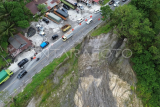 Penyempitan jalur jalan nasional karena longsor di Padang Pariaman