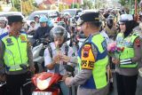 Polisi Jepara kampanye  keselamatan berkendara dengan bagikan cokelat