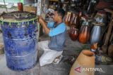 Pekerja menyelesaikan produksi bedug di Panggung Jati, Kota Serang, Banten, Rabu (12/2/2025). Otoritas Jasa Keuangan (OJK) menargetkan pertumbuhan kredit untuk sektor usaha mikro, kecil, dan menengah (UMKM) pada tahun 2025 sebesar 9 persen yang akan dimasukkan dalam rencana bisnis bank (RBB) setiap bank. ANTARA FOTO/Muhammad Bagus Khoirunas/gp