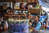 Pekerja menyelesaikan produksi bedug di Panggung Jati, Kota Serang, Banten, Rabu (12/2/2025). Otoritas Jasa Keuangan (OJK) menargetkan pertumbuhan kredit untuk sektor usaha mikro, kecil, dan menengah (UMKM) pada tahun 2025 sebesar 9 persen yang akan dimasukkan dalam rencana bisnis bank (RBB) setiap bank. ANTARA FOTO/Muhammad Bagus Khoirunas/gp
