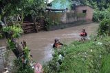 Tim SAR evakuasi korban terseret arus banjir di Lombok Tengah