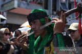 Seorang tatung (dukun Tionghoa yang kerasukan arwah leluhur) beratraksi di atas tandu saat mengikuti pawai Perayaan Cap Go Meh 2025 di Kota Singkawang, Kalimantan Barat, Rabu (12/2/2025). Sebanyak 736 Tatung, kelompok altar dan jelangkung asal Singkawang mengikuti pawai perayaan Cap Go Meh yang digelar Pemerintah Kota Singkawang setelah hari ke-15 Tahun Baru Imlek. ANTARA FOTO/Jessica Wuysang