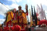 Seorang tatung (dukun Tionghoa yang kerasukan arwah leluhur) beratraksi di atas tandu saat mengikuti pawai Perayaan Cap Go Meh 2025 di Kota Singkawang, Kalimantan Barat, Rabu (12/2/2025). Sebanyak 736 Tatung, kelompok altar dan jelangkung asal Singkawang mengikuti pawai perayaan Cap Go Meh yang digelar Pemerintah Kota Singkawang setelah hari ke-15 Tahun Baru Imlek. ANTARA FOTO/Jessica Wuysang