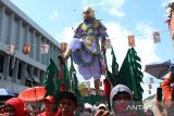 Seorang tatung (dukun Tionghoa yang kerasukan arwah leluhur) beratraksi di atas tandu saat mengikuti pawai Perayaan Cap Go Meh 2025 di Kota Singkawang, Kalimantan Barat, Rabu (12/2/2025). Sebanyak 736 Tatung, kelompok altar dan jelangkung asal Singkawang mengikuti pawai perayaan Cap Go Meh yang digelar Pemerintah Kota Singkawang setelah hari ke-15 Tahun Baru Imlek. ANTARA FOTO/Jessica Wuysang