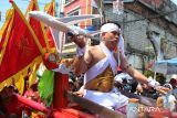 Seorang tatung (dukun Tionghoa yang kerasukan arwah leluhur) beratraksi di atas tandu saat mengikuti pawai Perayaan Cap Go Meh 2025 di Kota Singkawang, Kalimantan Barat, Rabu (12/2/2025). Sebanyak 736 Tatung, kelompok altar dan jelangkung asal Singkawang mengikuti pawai perayaan Cap Go Meh yang digelar Pemerintah Kota Singkawang setelah hari ke-15 Tahun Baru Imlek. ANTARA FOTO/Jessica Wuysang