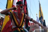 Seorang tatung (dukun Tionghoa yang kerasukan arwah leluhur) beratraksi di atas tandu saat mengikuti pawai Perayaan Cap Go Meh 2025 di Kota Singkawang, Kalimantan Barat, Rabu (12/2/2025). Sebanyak 736 Tatung, kelompok altar dan jelangkung asal Singkawang mengikuti pawai perayaan Cap Go Meh yang digelar Pemerintah Kota Singkawang setelah hari ke-15 Tahun Baru Imlek. ANTARA FOTO/Jessica Wuysang