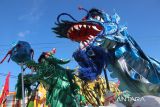 Dua replika liong naga beratraksi untuk meramaikan pawai Perayaan Cap Go Meh 2025 di Kota Singkawang, Kalimantan Barat, Rabu (12/2/2025). Sebanyak 736 Tatung, kelompok altar dan jelangkung asal Singkawang mengikuti pawai perayaan Cap Go Meh yang digelar Pemerintah Kota Singkawang setelah hari ke-15 Tahun Baru Imlek. ANTARA FOTO/Jessica Wuysang