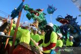 Dua replika liong naga beratraksi untuk meramaikan pawai Perayaan Cap Go Meh 2025 di Kota Singkawang, Kalimantan Barat, Rabu (12/2/2025). Sebanyak 736 Tatung, kelompok altar dan jelangkung asal Singkawang mengikuti pawai perayaan Cap Go Meh yang digelar Pemerintah Kota Singkawang setelah hari ke-15 Tahun Baru Imlek. ANTARA FOTO/Jessica Wuysang