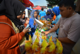 Pasar murah jelang ramadhan di Padang