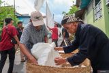 Sejumlah warga Suku Osing menata kain kafan (lawon) usai dibersihkan di Balai Tajuk Cungking, Banyuwangi, Jawa Timur, Kamis (13/2/2025). Tradisi resik lawon yang digelar secara turun-temurun oleh warga Suku Osing setiap bulan Ruwah pada penanggalan Jawa tersebut untuk mensucikan diri jelang menghadapi bulan suci Ramadan. Antara Jatim/Budi Candra Setya/um