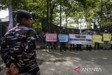 Sejumlah nelayan membentangkan poster dan spanduk ucapan terima kasih saat penutupan pembongkaran pagar laut di Tanjung Pasir, Kabupaten Tangerang, Banten, Kamis (13/2/2025). TNI AL telah menyelesaikan operasi pembongkaran pagar laut dengan membongkar 28,8 kilometer dari 30,16 kilometer dan menyisakan 1,36 kilometer yang diharapkan dapat dibongkar oleh nelayan secara mandiri. ANTARA FOTO/Putra M. Akbar/gp