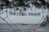Prajurit Komando Pasukan Katak (Kopaska) TNI AL berada di Kapal sea raider saat patroli di Pantai Tanjung Pasir, Kabupaten Tangerang, Banten, Kamis (13/2/2025). TNI AL telah menyelesaikan operasi pembongkaran pagar laut dengan membongkar 28,8 kilometer dari 30,16 kilometer dan menyisakan 1,36 kilometer yang diharapkan dapat dibongkar oleh nelayan secara mandiri. ANTARA FOTO/Putra M. Akbar/gp