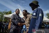 Asisten Potensi Maritim (Aspotmar) Kepala Staf Angkatan Laut Mayjen TNI (Mar) Hermanto (kiri) menyalami nelayan saat penutupan pembongkaran pagar laut di Tanjung Pasir, Kabupaten Tangerang, Banten, Kamis (13/2/2025). TNI AL telah menyelesaikan operasi pembongkaran pagar laut dengan membongkar 28,8 kilometer dari 30,16 kilometer dan menyisakan 1,36 kilometer yang diharapkan dapat dibongkar oleh nelayan secara mandiri. ANTARA FOTO/Putra M. Akbar/gp