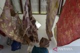 Perajin menjemur kain ecoprint di industri rumahan Momima By Irma, Kota Cilegon, Banten, Kamis (13/2/2025). Industri rumahan tersebut memproduksi berbagai kerajinan dari kain ecoprint seperti tali jam tangan, topi, tas, selendang, mukena, serta bermacam pakaian yang dipasarkan ke sejumlah daerah seperti Jakarta, Bali, Pontianak, hingga tembus ke pasar internasional yaitu Amerika Serikat dan Belanda dengan harga Rp5.000 hingga Rp625 ribu. ANTARA FOTO/Angga Budhiyanto/gp