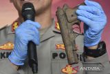 Kapolres Ciamis AKBP Akmal memperlihatkan senjata api rakitan saat rilis pengungkapan kejahatan di Polres Ciamis, Jawa Barat, Rabu (12/2/2025). Satreskrim bekerja sama dengan Satintelkam Polres Ciamis menangkap satu orang tersangka penjual dan perakit senjata api ilegal dengan barang bukti berupa dua senpi rakitan, dua senjata mainan revolver, senjata mainan revolver dompis, dan softgun revolver. ANTARA FOTO/Adeng Bustomi/agr
