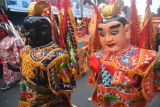 Grup kesenian ondel-ondel dari Taiwan mengikuti pawai saat Bogor Street Festival Cap Go Meh 2025 di jalan Suryakencana, Kota Bogor, Jawa Barat, Rabu (12/2/2025). Festival budaya tahunan Kota Bogor yang digelar dengan kesenian berbagai daerah dan mancanegara tersebut diharapkan tidak hanya menjadi perayaan budaya tetapi juga mempererat persatuan serta meningkatkan citra Kota Bogor sebagai kota yang inklusif dan penuh keberagaman. ANTARA FOTO/Arif Firmansyah/nym.