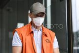 Tersangka kasus dugaan gratifikasi dan pemerasan Evriansyah berjalan usai menjalani pemeriksaan di Gedung Merah Putih KPK, Jakarta, Selasa (11/2/2025). Evriansyah diperiksa penyidik KPK dalam kasus dugaan gratifikasi dan pemerasan di lingkungan Pemprov Bengkulu yang melibatkan Gubernur Nonaktif Bengkulu Rohidin Mersyah. ANTARA FOTO/Hafidz Mubarak A/tom.