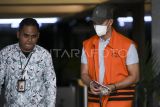 Tersangka kasus dugaan gratifikasi dan pemerasan Evriansyah (kanan) berjalan usai menjalani pemeriksaan di Gedung Merah Putih KPK, Jakarta, Selasa (11/2/2025). Evriansyah diperiksa penyidik KPK dalam kasus dugaan gratifikasi dan pemerasan di lingkungan Pemprov Bengkulu yang melibatkan Gubernur Nonaktif Bengkulu Rohidin Mersyah. ANTARA FOTO/Hafidz Mubarak A/tom.