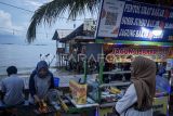 Pedagang menyiapkan pesanan pembeli di gerobaknya dengan menyediakan pembayaran digital QRIS di Balikpapan, Kalimantan Timur, Selasa (11/2/2025). Kantor Perwakilan Bank Indonesia (KPwBI) Balikpapan mencatat sepanjang tahun 2024 transaksi non-tunai melalui QRIS mencapai Rp4,13 triliun dengan total volume transaksi sebanyak 27.694.128. Antara Kaltim/Aditya Nugroho/mrh