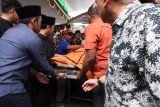 Warga menggotong jenazah Bendahara Umum DPP Partai Demokrat Renville Antonio di Jalan Jemursari Regency, Surabaya, Jawa Timur, Jumat (14/2/2025). Almarhum Renville Antonio meninggal akibat mengalami kecelakaan dengan mobil bak terbuka saat mengendarai sepeda motor jenis motor gede (moge) di Asem Bagus, Situbondo, Jawa Timur pada Jumat (14/2) pagi. Antara Jatim/Didik Suhartono/um