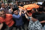 Warga menggotong jenazah Bendahara Umum DPP Partai Demokrat Renville Antonio di Jalan Jemursari Regency, Surabaya, Jawa Timur, Jumat (14/2/2025). Almarhum Renville Antonio meninggal akibat mengalami kecelakaan dengan mobil bak terbuka saat mengendarai sepeda motor jenis motor gede (moge) di Asem Bagus, Situbondo, Jawa Timur pada Jumat (14/2) pagi. Antara Jatim/Didik Suhartono/um