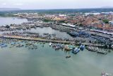 Foto udara kawasan permukiman nelayan dan dermaga di Pelabuhan Ikan Muncar, Banyuwangi, Jawa Timur, Jumat (14/2/2025). Pemerintah telah menerapkan berbagai kebijakan untuk mendukung pengembangan Minapolitan Pelabuhan Muncar sebagai pusat perikanan dan industri kelautan seperti pengembangan infrastruktur, regulasi dan pengolahan perikanan. ANTARA Jatim/Budi Candra Setya/mas.