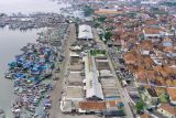 Foto udara kawasan permukiman nelayan dan dermaga di Pelabuhan Ikan Muncar, Banyuwangi, Jawa Timur, Jumat (14/2/2025). Pemerintah telah menerapkan berbagai kebijakan untuk mendukung pengembangan Minapolitan Pelabuhan Muncar sebagai pusat perikanan dan industri kelautan seperti pengembangan infrastruktur, regulasi dan pengolahan perikanan. ANTARA Jatim/Budi Candra Setya/mas.