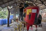 Pekerja memasukkan pakan ternak ke dalam mesin mixing pakan di Pesona Satwa Farm, Cipatat, Kabupaten Bandung Barat, Jawa Barat, Kamis (13/2/2025). Sebanyak 400 ekor kambing dan domba berbagai jenis dibudidayakan di peternakan dengan menggunakan konsep modern yakni kandang panggung yang mampu memisahkan kotoran dan urine sehingga kandang lebih bersih dan tidak berbau serta penggunaan alat teknologi dalam pencampuran pakan dan pengolahan limbah ternak menjadi pupuk. ANTARA FOTO/Abdan Syakura/agr