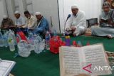 Tradisi Peringatan malam Nisfu Sya'ban di Masjid Al Qurbah Gabek Dua, Provinsi Kepulauan Bangka Belitung pada Kamis (13/2/2025). Peringatan pada tanggal 15 bulan Syaban dalam kalender Hijriyah diisi dengan berbagai amalan-amalan dzikir, doa, membaca Al Qur'an, dan lain sebagainya. Setelah shalat Magrib para jamaah membaca surat Yasin sebanyak 3 kali dan setelah shalat Isya dilanjutkan dengan doa dan tahlil untuk para arwah kemudian ditutup dengan makan bersama. (ANTARA/ Rustam)