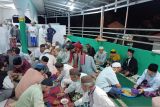 Tradisi Peringatan malam Nisfu Sya'ban di Masjid Al Qurbah Gabek Dua, Provinsi Kepulauan Bangka Belitung pada Kamis (13/2/2025). Peringatan pada tanggal 15 bulan Syaban dalam kalender Hijriyah diisi dengan berbagai amalan-amalan dzikir, doa, membaca Al Qur'an, dan lain sebagainya. Setelah shalat Magrib para jamaah membaca surat Yasin sebanyak 3 kali dan setelah shalat Isya dilanjutkan dengan doa dan tahlil untuk para arwah kemudian ditutup dengan makan bersama. (ANTARA/ Rustam)