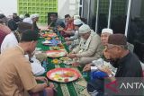 Tradisi Peringatan malam Nisfu Sya'ban di Masjid Al Qurbah Gabek Dua, Provinsi Kepulauan Bangka Belitung pada Kamis (13/2/2025). Peringatan pada tanggal 15 bulan Syaban dalam kalender Hijriyah diisi dengan berbagai amalan-amalan dzikir, doa, membaca Al Qur'an, dan lain sebagainya. Setelah shalat Magrib para jamaah membaca surat Yasin sebanyak 3 kali dan setelah shalat Isya dilanjutkan dengan doa dan tahlil untuk para arwah kemudian ditutup dengan makan bersama. (ANTARA/ Rustam)