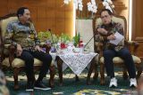 Pj Gubernur Jawa Timur Adhy Karyono (kanan) berbincang dengan Rektor Institut Pemerintahan Dalam Negeri (IPDN) Hadi Prabowo (kiri) di sela acara penandatanganan kerja sama dan nota kesepakatan bersama di Gedung Negara Grahadi  Surabaya, Jawa Timur, Jumat (14/2/2025). Pemerintah Provinsi Jawa Timur bekerja sama dengan IPDN untuk pembentukan SMA Negeri 2 Taruna Pamong Praja Bojonegoro sebagai uapaya meningkatkan kualitas pendidikan, pembentukan karakter, pembekalan di bidang ilmu kepemerintahan serta kesamaptaan sekaligus mempersiapkan taruna/taruni agar mampu bersaing di Perguruan Tinggi Negeri (PTN), sekolah kedinasan dan menjadi calon pemimpin baru bangsa. ANTARA Jatim/Moch Asim.