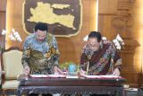 Pj Gubernur Jawa Timur Adhy Karyono (kanan) bersama Rektor Institut Pemerintahan Dalam Negeri (IPDN) Hadi Prabowo (kiri) menandatanganj nota keseoakatan bersama di Gedung Negara Grahadi  Surabaya, Jawa Timur, Jumat (14/2/2025). Pemerintah Provinsi Jawa Timur bekerja sama dengan IPDN untuk pembentukan SMA Negeri 2 Taruna Pamong Praja Bojonegoro sebagai uapaya meningkatkan kualitas pendidikan, pembentukan karakter, pembekalan di bidang ilmu kepemerintahan serta kesamaptaan sekaligus mempersiapkan taruna/taruni agar mampu bersaing di Perguruan Tinggi Negeri (PTN), sekolah kedinasan dan menjadi calon pemimpin baru bangsa. ANTARA Jatim/Moch Asim.