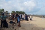 PWI NTT kumpulkan sampah sebanyak dua truk di pesisir pantai Kupang.