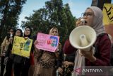 Sejumlah mahasiswa membawa poster saat aksi tolak kekerasan gender di Tugu Adipura, Kota Tangerang, Banten, Jumat (14/2/2025). Dalam aksinya mereka mengajak masyarakat untuk tidak menormalisasi adanya kekerasan, penyimpangan dan diskriminasi gender. ANTARA FOTO/Putra M. Akbar/gp