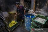 Pekerja merebus tahu di salah satu pabrik di Kramatwatu, Kabupaten Serang, Banten, Jumat (14/2/2025). Asosiasi Kedelai Indonesia (Akindo) memastikan persediaan kedelai nasional memasuki bulan Ramadhan aman dengan stok kedelai diperkirakan mencapai 395 ribu ton pada bulan Februari 2025, sehingga cukup untuk memenuhi hampir dua bulan kebutuhan perajin tahu tempe nasional. ANTARA FOTO/Angga Budhiyanto/gp