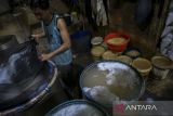 Pekerja menyelesaikan produksi tahu di salah satu pabrik di Kramatwatu, Kabupaten Serang, Banten, Jumat (14/2/2025). Asosiasi Kedelai Indonesia (Akindo) memastikan persediaan kedelai nasional memasuki bulan Ramadhan aman dengan stok kedelai diperkirakan mencapai 395 ribu ton pada bulan Februari 2025, sehingga cukup untuk memenuhi hampir dua bulan kebutuhan perajin tahu tempe nasional. ANTARA FOTO/Angga Budhiyanto/gp