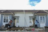 Pekerja menyelesaikan pembangunan rumah di salah satu perumahan subsidi di Tambak, Kabupaten Serang, Banten, Sabtu (15/2/2025). Real Estate Indonesia (REI) menargetkan pembangunan rumah subsidi untuk mendukung program 3 juta rumah pada tahun 2025 sebanyak 10.000 unit rumah. ANTARA FOTO/Muhammad Bagus Khoirunas/gp