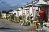 Warga membuang sampah di tempat sampah di salah satu perumahan subsidi di Tambak, Kabupaten Serang, Banten, Sabtu (15/2/2025). Real Estate Indonesia (REI) menargetkan pembangunan rumah subsidi untuk mendukung program 3 juta rumah pada tahun 2025 sebanyak 10.000 unit rumah. ANTARA FOTO/Muhammad Bagus Khoirunas/gp