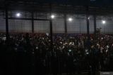 Suasana Stadion Brawijaya yang gelap karena lampu utama mati pada pertandingan Liga 1 Persik Kediri melawan Persis Solo di Kota kediri, Jawa Timur, Jumat (14/2/2025). Pertandingan tersebut terpaksa dihentikan selama 10 menit pada babak ke dua karena lampu utama stadion mati. ANTARA Jatim/Prasetia Fauzani/mas.