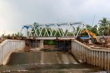 Pekerja membersihkan sisa material bekas pembangunan jembatan BH 275 Temuguruh di Banyuwangi, Banyuwangi, Jawa Timur, Sabtu (15/2/2025). Balai Teknik Perkeretaapian Kelas 1 Surabaya DJKA mengganti bangunan jembatan BH 275 yang dibangun pada era Staatsspoorwegen tahun 1903 itu dengan bangunan baru sebagai upaya meningkatkan kualitas perjalanan kereta api setelah sebelumnya mengalami kerusakan karena dampak banjir. ANTARA Jatim/Budi Candra Setya/mas.