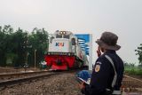 Kereta api melintasi jembatan BH 275 Temuguruh yang baru dibangun di Banyuwangi, Jawa Timur, Sabtu (15/2/2025). Balai Teknik Perkeretaapian Kelas 1 Surabaya DJKA mengganti bangunan jembatan BH 275 yang dibangun pada era Staatsspoorwegen tahun 1903 itu dengan bangunan baru sebagai upaya meningkatkan kualitas perjalanan kereta api setelah sebelumnya mengalami kerusakan karena dampak banjir. ANTARA Jatim/Budi Candra Setya/mas.