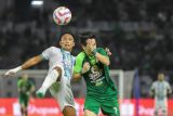 Pesepak bola PSBS Biak Muhammad Tahir (kiri) berebut bola dengan pesepak bola Persebaya Surabaya Francisco Rivera (kanan) pada pertandingan BRI Liga 1 di Stadion Gelora Bung Tomo, Surabaya, Jawa Timur, Sabtu (15/2/2025). Persebaya Surabaya mengalahkan PSBS Biak dengan skor 1-0. ANTARA Jatim/Rizal Hanafi/mas.