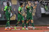 Pesepak bola Persebaya Surabaya Bruno Moreira (kanan) berselebrasi bersama rekan setimnya Flavio Silva (kiri) dan Malik Risaldi (tengah) usai mencetak gol ke gawang PSBS Biak pada pertandingan BRI Liga 1 di Stadion Gelora Bung Tomo, Surabaya, Jawa Timur, Sabtu (15/2/2025). Persebaya Surabaya mengalahkan PSBS Biak dengan skor 1-0. ANTARA Jatim/Rizal Hanafi/mas.
